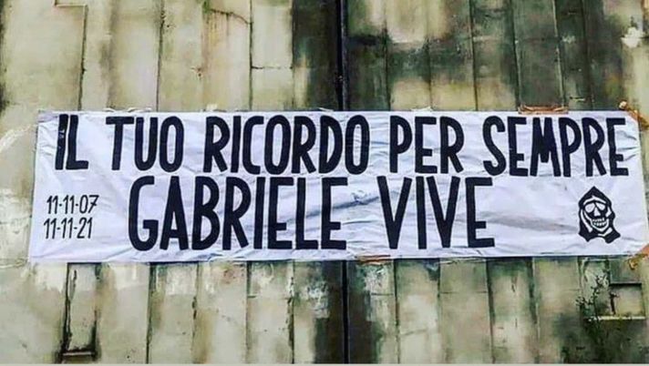 I tifosi della Roma omaggiano Gabriele Sandri: “Il tuo ricordo per sempre” – FOTO I tifosi della Roma omaggiano Gabriele Sandri: “Il tuo ricordo per sempre” – FOTO - immagine 1