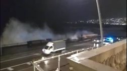 VIDEO Napoli, un’incredibile mareggiata investe le auto in transito: le macchine procedono tra le onde, guarda le immagini