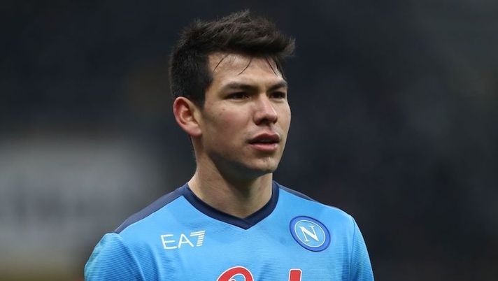 MILAN, ITALY - DECEMBER 19: Hirving Lozano of SSC Napoli looks on during the Serie A match between AC Milan and SSC Napoli at Stadio Giuseppe Meazza on December 19, 2021 in Milan, Italy. (Photo by Marco Luzzani/Getty Images) Lozano, buone notizie post intervento alla spalla “Sto bene”. Sarà in ritiro col Napoli - immagine 1