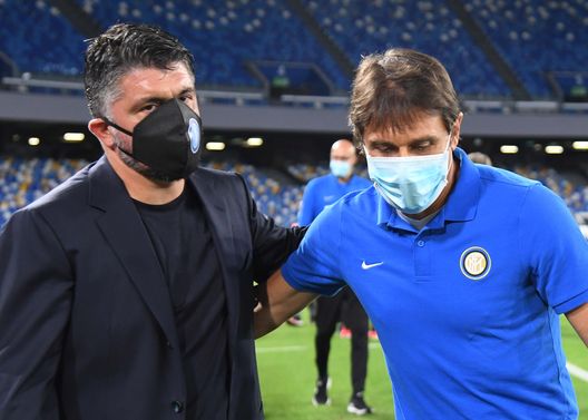 NAPLES, ITALY - JUNE 13: Gennaro Gattuso and Antonio Conte greet each other while wearing masks during the Coppa Italia Semi-Final Second Leg match between SSC Napoli and FC Internazionale at Stadio San Paolo on June 13, 2020 in Naples, Italy. (Photo by SSC NAPOLI/SSC NAPOLI via Getty Images ) NAPLES, ITALY - JUNE 13: Gennaro Gattuso and Antonio Conte greet each other while wearing masks during the Coppa Italia Semi-Final Second Leg match between SSC Napoli and FC Internazionale at Stadio San Paolo on June 13, 2020 in Naples, Italy. (Photo by SSC NAPOLI/SSC NAPOLI via Getty Images )