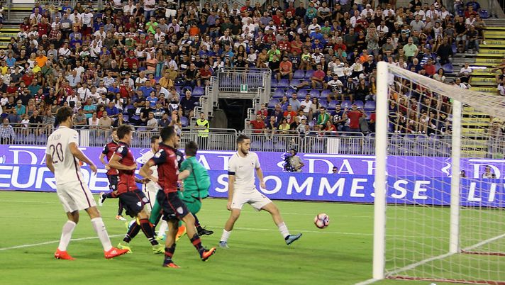 CAGLIARI, ITALY - AUGUST 28:  Marco Sau of Cagliari scored the goal 2-2  during the Serie A match between Cagliari Calcio and AS Roma at Stadio Sant'Elia on August 28, 2016 in Cagliari, Italy.  (Photo by Enrico Locci/Getty Images) 
