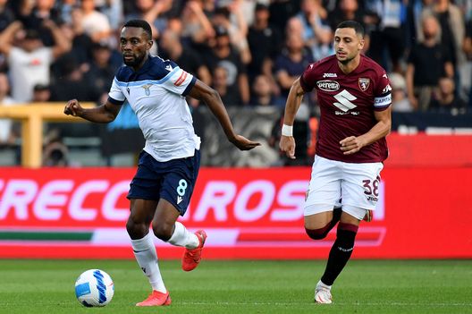TURIN, ITALY - SEPTEMBER 23: Daniel Akpa Akrp of SS Lazio compete for the ball with Rolando Mandragora of Torino FC during the Serie A match between Torino FC v SS Lazio at Stadio Olimpico di Torino on September 23, 2021 in Turin, Italy. (Photo by Marco Rosi - SS Lazio/Getty Images) Calciomercato: Mandragora accetta la proposta della Fiorentina- immagine 2