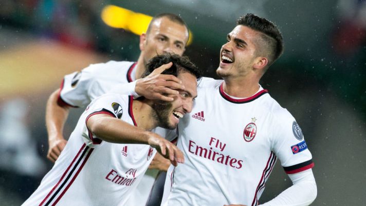 AC Milan's forward from Portugal Andre Silva (L) celebrates scoring with midfielder from Turkey Hakan Calhanoglu during the UEFA Europa League group D football match FK Austria Wien v AC Milan in Vienna, Austria on September 14, 2017. / AFP PHOTO / APA / GEORG HOCHMUTH / Austria OUT (Photo credit should read GEORG HOCHMUTH/AFP/Getty Images) Non rimanete in dieci! Attenti alle trappole per questa giornata al fantacalcio - immagine 1