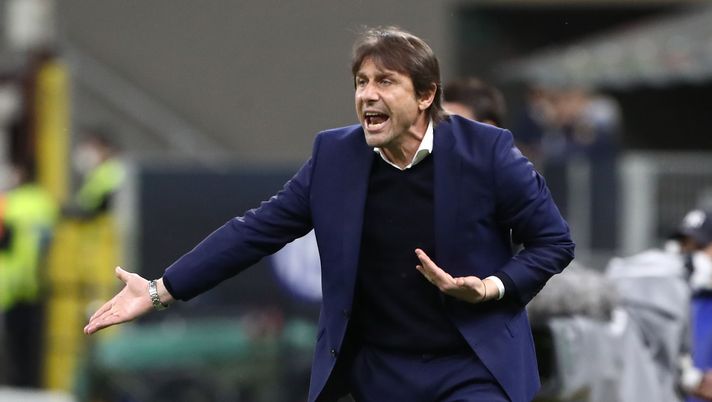 MILAN, ITALY - MAY 12: FC Internazionale coach Antonio Conte shouts to his players during the Serie A match between FC Internazionale and AS Roma at Stadio Giuseppe Meazza on May 12, 2021 in Milan, Italy. Sporting stadiums around Italy remain under strict restrictions due to the Coronavirus Pandemic as Government social distancing laws prohibit fans inside venues resulting in games being played behind closed doors. (Photo by Marco Luzzani/Getty Images) Mercato Lazio / Conte non perde tempo e bussa alla porta di Formello?- immagine 1