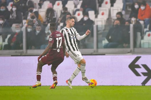 TURIN, ITALY - FEBRUARY 18: Mattia De Sciglio of Juventus is challenged by Wilfried Singo of Torino FC during the Serie A match between Juventus and Torino FC at Allianz Stadium on February 18, 2022 in Turin, Italy. (Photo by Daniele Badolato - Juventus FC/Juventus FC via Getty Images) Torino, Singo torna al gol: con Aina squalificato, il derby è suo- immagine 3