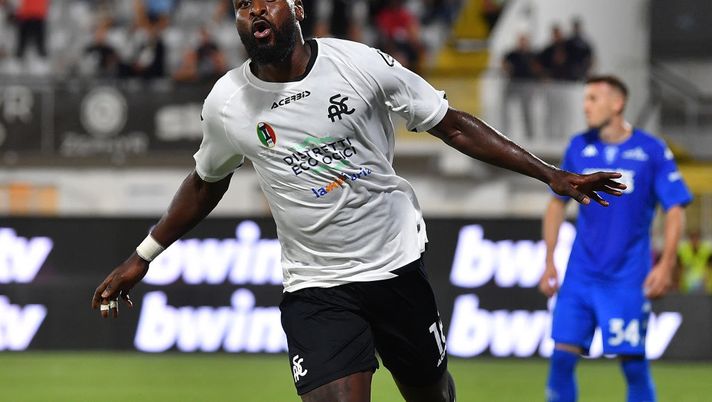 LA SPEZIA, ITALY - AUGUST 14: M Bala Nzola of Spezia Calcio celebrates the opening goal during the Serie A match between Spezia Calcio and Empoli FC at Stadio Alberto Picco on August 14, 2022 in La Spezia, Italy. (Photo by Valerio Pennicino/Getty Images) Nzola: “Davano la colpa a me per tutto: ecco la verità. E voglio essere capocannoniere” - immagine 1