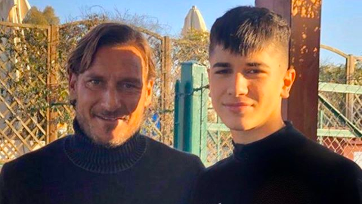 Volpato celebra il gol con l’under 19 azzurra e Totti si complimenta con lui - immagine 1