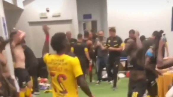 Esultanza Barcelona Guayaquil negli spogliatoi dopo il derby vinto Ecuador. derby di Guayaquil rigiocato a porte chiuse: Emelec in 9, Barcelona sul velluto…- immagine 4