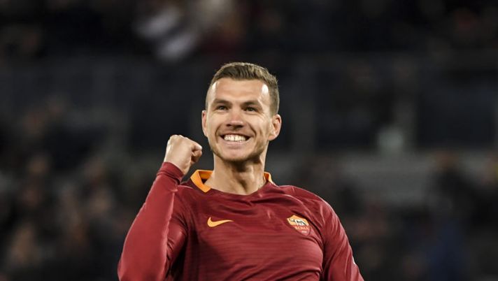 AS Roma's forward From Bosnia Edin Dzeko (C) celebrates after scoring during the Italian Serie A football match AS Roma versus Torino on February 19, 2017 at Rome's Olympic stadium. / AFP / ANDREAS SOLARO (Photo credit should read ANDREAS SOLARO/AFP/Getty Images) Roma, Di Francesco si aspetta un Dzeko da quaranta gol - immagine 1