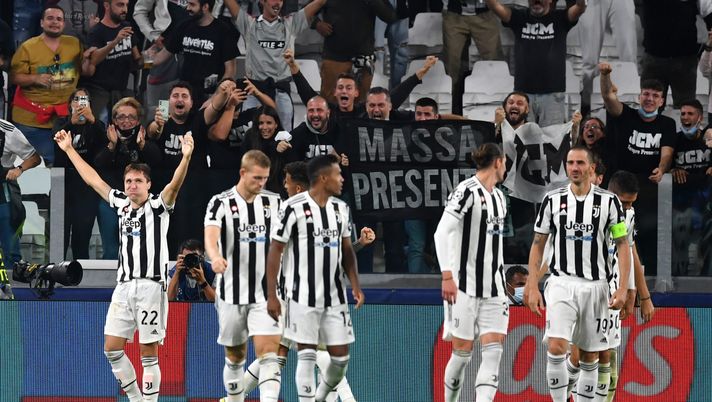 TURIN, ITALY - SEPTEMBER 29: Federico Chiesa of Juventus celebrates with team mates after scoring their side's first goal during the UEFA Champions League group H match between Juventus and Chelsea FC at the Juventus Stadium on September 29, 2021 in Turin, Italy. (Photo by Valerio Pennicino/Getty Images) TURIN, ITALY - SEPTEMBER 29: Federico Chiesa of Juventus celebrates with team mates after scoring their side's first goal during the UEFA Champions League group H match between Juventus and Chelsea FC at the Juventus Stadium on September 29, 2021 in Turin, Italy. (Photo by Valerio Pennicino/Getty Images)