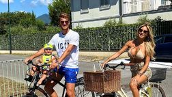 Michela Persico e Daniele Rugani, primo giro in bicicletta con il figlio Tommaso