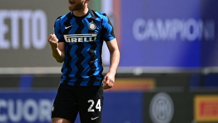 Inter Milan's Danish midfielder Christian Eriksen celebrates after scoring a free kick during the Italian Serie A football match Inter Milan vs Udinese on May 23, 2021 at the San Siro stadium in Milan. (Photo by MIGUEL MEDINA / AFP) (Photo by MIGUEL MEDINA/AFP via Getty Images) I voti ufficiali al fantacalcio: De Paul si salva, Lautaro più di Eriksen e Lukaku! Hakimi c’è - immagine 1