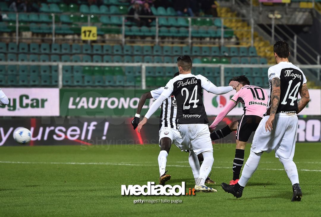  PALERMO, ITALY - FEBRUARY 27:  Igor Coronado of Palermo scores his team's second goal during the Serie B match between US Citta di Palermo and Ascoli Picchio on February 27, 2018 in Palermo, Italy.  (Photo by Tullio M. Puglia/Getty Images) 