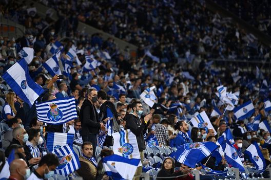 Tifosi del Porto allo stadio. Tifosi del Porto allo stadio.