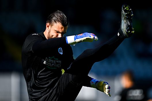 LA SPEZIA, ITALY - OCTOBER 30: Bartlomiej Dragowski of Spezia is seen in action during his warm-up session prior to kick-off in the Serie A match between Spezia Calcio and ACF Fiorentina at Stadio Alberto Picco on October 30, 2022 in La Spezia, Italy. (Photo by Simone Arveda/Getty Images) Dragowski: “Terracciano ha parato tutto, ma abbiamo giocato alla pari”- immagine 2