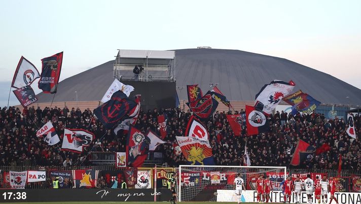 Scontri fuori dallo stadio del Monza: Daspo a 14 tifosi del Genoa - immagine 1