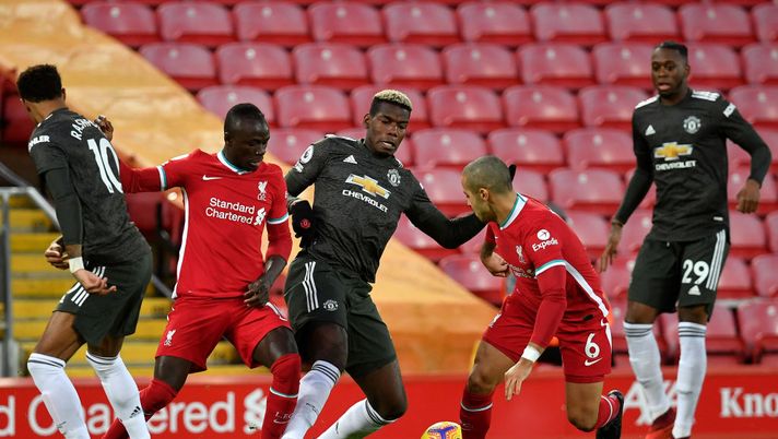 LIVERPOOL, ENGLAND - JANUARY 17: Paul Pogba of Manchester United battles for possession with (L - R) Sadio Mane and Thiago Alcantara of Liverpool during the Premier League match between Liverpool and Manchester United at Anfield on January 17, 2021 in Liverpool, England. Sporting stadiums around England remain under strict restrictions due to the Coronavirus Pandemic as Government social distancing laws prohibit fans inside venues resulting in games being played behind closed doors. (Photo by Paul Ellis - Pool/Getty Images) MERCATO LIVERPOOL