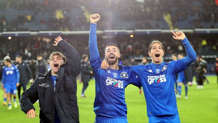 EMPOLI, ITALY - JANUARY 16: Tommaso Baldanzi, Francesco Caputo and Jacopo Fazzini of Empoli FC celebrates the victory after during the Serie A match between Empoli FC and UC Sampdoria at Stadio Carlo Castellani on January 16, 2023 in Empoli, Italy. (Photo by Gabriele Maltinti/Getty Images) Empoli, da Fazzini a Cambiaghi: la probabile formazione anti-Juve - immagine 1