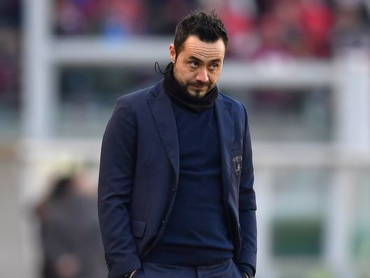 TURIN, ITALY - JANUARY 28: Benevento Calcio head coach Roberto De Zerbi looks on during the Serie A match between Torino FC and Benevento Calcio at Stadio Olimpico di Torino on January 28, 2018 in Turin, Italy. (Photo by Valerio Pennicino/Getty Images) TURIN, ITALY - JANUARY 28: Benevento Calcio head coach Roberto De Zerbi looks on during the Serie A match between Torino FC and Benevento Calcio at Stadio Olimpico di Torino on January 28, 2018 in Turin, Italy. (Photo by Valerio Pennicino/Getty Images)