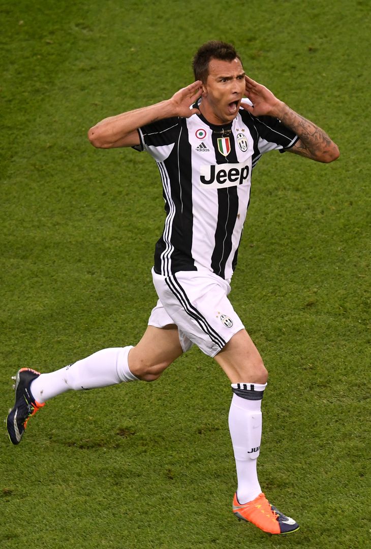  CARDIFF, WALES - JUNE 03: Mario Mandzukic of Juventus celebrates scoring his sides first goal during the UEFA Champions League Final between Juventus and Real Madrid at National Stadium of Wales on June 3, 2017 in Cardiff, Wales.  (Photo by Michael Regan/Getty Images) 