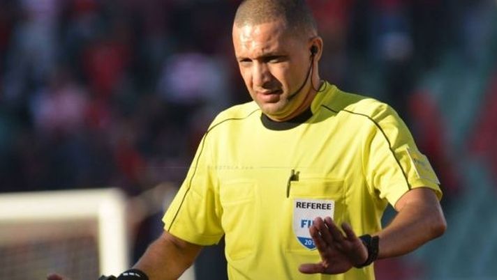 L'arbitro marocchino abituato a dirigere i derby di Casablanca...questa volta... L'arbitro marocchino abituato a dirigere i derby di Casablanca...questa volta...