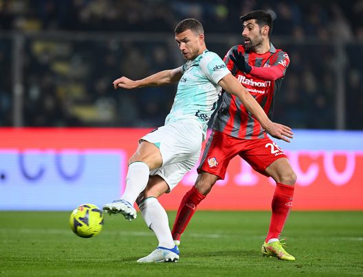 CREMONA, ITALY - JANUARY 28: Edin Dzeko of FC Internazionale competes for the ball with Marco Benassi of US Cremonese during the Serie A match between US Cremonese and FC Internazionale at Stadio Giovanni Zini on January 28, 2023 in Cremona, Italy. (Photo by Mattia Ozbot - Inter/Inter via Getty Images) Dzeko si fa male con la Bosnia, ansia per il match contro la Fiorentina- immagine 2
