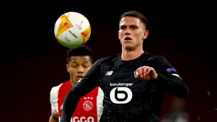 AMSTERDAM, NETHERLANDS - FEBRUARY 25: Sven Botman of Lille battles for the ball with David Neres of Ajax during the UEFA Europa League Round of 32 match between AFC Ajax and Lille OSC at Johan Cruyff Arena on February 25, 2021 in Amsterdam, Netherlands. Sporting stadiums around Netherlands remain under strict restrictions due to the Coronavirus Pandemic as Government social distancing laws prohibit fans inside venues resulting in games being played behind closed doors. (Photo by Dean Mouhtaropoulos/Getty Images) Milan, la Gazzetta: “Botman dice sì ai rossoneri. Sorpasso netto al Newcastle” - immagine 1