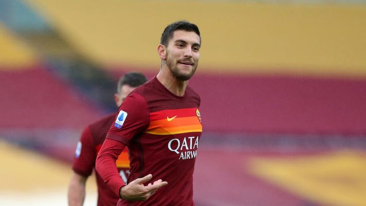 ROME, ITALY - JANUARY 10: Lorenzo Pellegrini of Roma celebrates after scoring their sides first goal during the Serie A match between AS Roma and FC Internazionale at Stadio Olimpico on January 10, 2021 in Rome, Italy. Sporting stadiums around Italy remain under strict restrictions due to the Coronavirus Pandemic as Government social distancing laws prohibit fans inside venues resulting in games being played behind closed doors. (Photo by Paolo Bruno/Getty Images) I voti ufficiali al fantacalcio: flop Smalling, Pellegrini e Spinazzola super! Veretout c’è - immagine 1