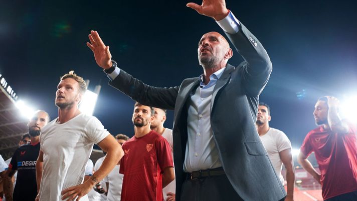 ALMERIA, SPAIN - AUGUST 27: Ramon Rodriguez Verdejo “Monchi”, Sporting Director of Sevilla FC speaks with Sevilla fans after defeat against UD Almeria the LaLiga Santander match between UD Almeria and Sevilla FC at Juegos Mediterraneos on August 27, 2022 in Almeria, Spain. (Photo by Silvestre Szpylma/Quality Sport Images/Getty Images) Siviglia, peggior avvio degli ultimi 41 anni. Monchi si scusa con i tifosi, Lopetegui rischia - immagine 1