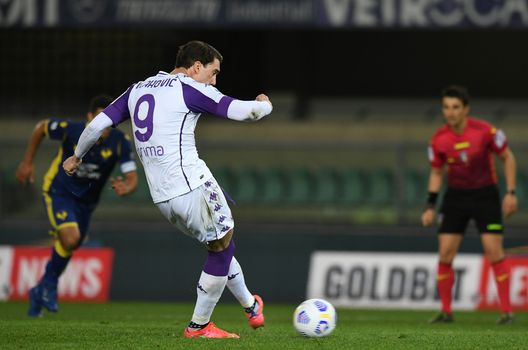 VERONA, ITALY - APRIL 20: Dusan Vlahovic of ACF Fiorentina scores their team's first goal from the penalty spot during the Serie A match between Hellas Verona FC and ACF Fiorentina at Stadio Marcantonio Bentegodi on April 20, 2021 in Verona, Italy. Sporting stadiums around Italy remain under strict restrictions due to the Coronavirus Pandemic as Government social distancing laws prohibit fans inside venues resulting in games being played behind closed doors. (Photo by Alessandro Sabattini/Getty Images) VERONA, ITALY - APRIL 20: Dusan Vlahovic of ACF Fiorentina scores their team's first goal from the penalty spot during the Serie A match between Hellas Verona FC and ACF Fiorentina at Stadio Marcantonio Bentegodi on April 20, 2021 in Verona, Italy. Sporting stadiums around Italy remain under strict restrictions due to the Coronavirus Pandemic as Government social distancing laws prohibit fans inside venues resulting in games being played behind closed doors. (Photo by Alessandro Sabattini/Getty Images)