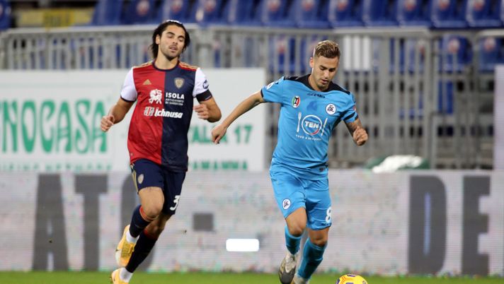 CAGLIARI, ITALY - NOVEMBER 29: Riccardo Sottil of Cagliari in competition with Matteo Ricci of Spezia during the Serie A match between Cagliari Calcio and Spezia Calcio at Sardegna Arena on November 29, 2020 in Cagliari, Italy. (Photo by Enrico Locci/Getty Images) CAGLIARI, ITALY - NOVEMBER 29: Riccardo Sottil of Cagliari in competition with Matteo Ricci of Spezia during the Serie A match between Cagliari Calcio and Spezia Calcio at Sardegna Arena on November 29, 2020 in Cagliari, Italy. (Photo by Enrico Locci/Getty Images)