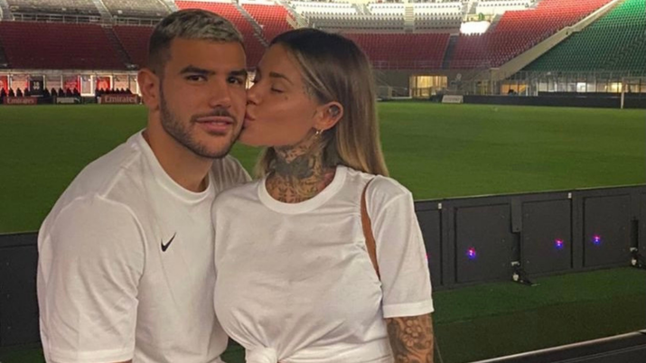 Theo Hernandez e Zoe Cristofoli a San Siro di notte  