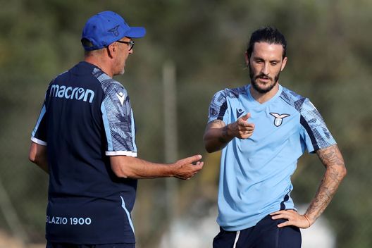 ROME, ITALY - AUGUST 01: SS Lazio head coach Maurizio Sarri and Luis Alberto of SS Lazio during the SS Lazio training session at the Formello sport centre on August 01, 2021 in Rome, Italy. (Photo by Paolo Bruno/Getty Images) Obiettivi, Luis Alberto vuole il Siviglia: ecco la valutazione di Lotito- immagine 2