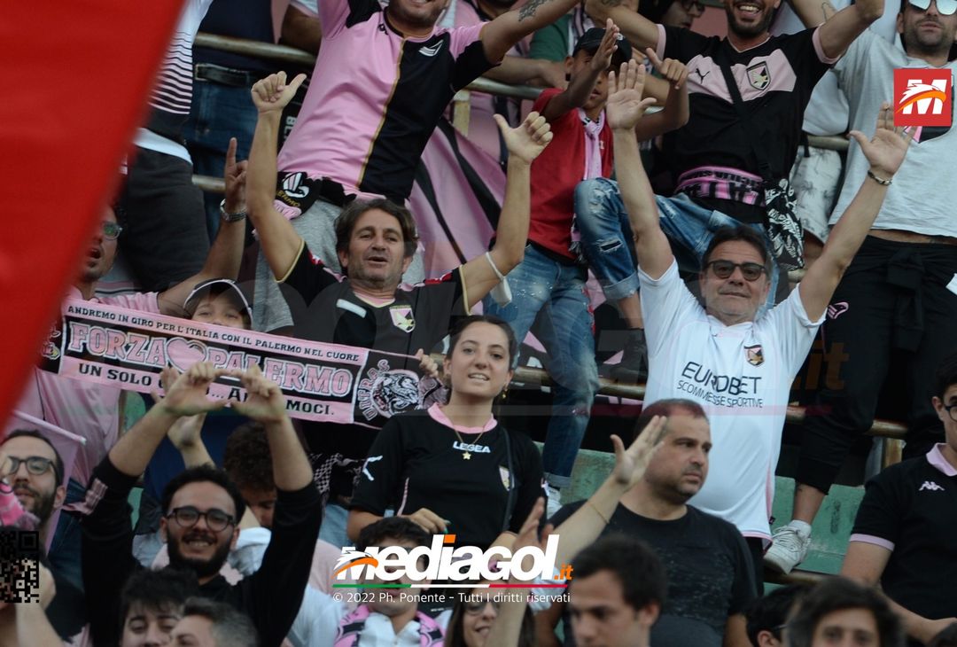 Fototifo, i tifosi allo stadio per Palermo-Feralpisaló 1-0 (gallery) - immagine 162