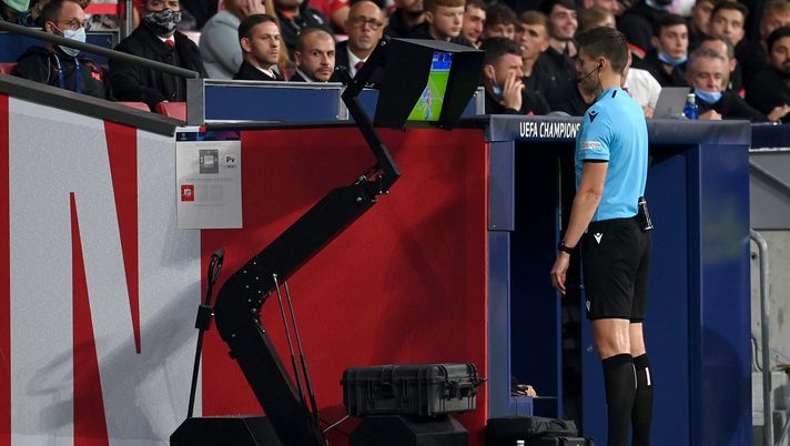MADRID, SPAIN - OCTOBER 19: Match Referee, Daniel Siebert checks the VAR monitor before over turning a penalty kick decision for Atletico Madrid during the UEFA Champions League group B match between Atletico Madrid and Liverpool FC at Wanda Metropolitano on October 19, 2021 in Madrid, Spain. (Photo by David Ramos/Getty Images) Bergonzi: “Rigore in Inter-Juve? Marani ha fatto la scelta giusta” - immagine 1