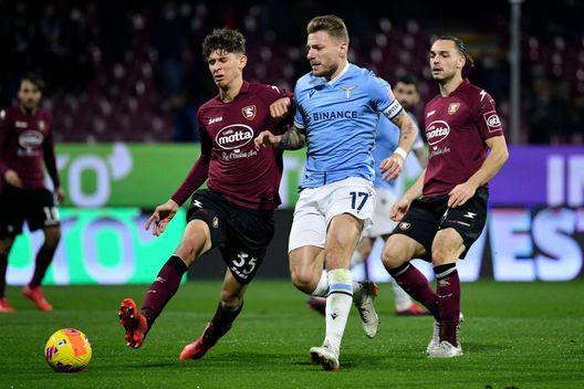 SALERNO, ITALY - JANUARY 15: Ciro Immobile of SS Lazio compete for the ball with Andrei Motoc of US Salernitana during the Serie A match between US Salernitana and SS Lazio at Stadio Arechi on January 15, 2022 in Salerno, Italy. (Photo by Marco Rosi - SS Lazio/Getty Images) Immobile come CR7: ha segnato quanto il portoghese negli ultimi cinque anni - immagine 1