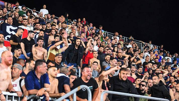 VENICE, ITALY - MAY 22: Supporters of Cagliari show their dejection after the Serie A match between Venezia FC and Cagliari Calcio at Stadio Pier Luigi Penzo on May 22, 2022 in Venice, Italy. (Photo by Getty Images/Getty Images) Cagliari