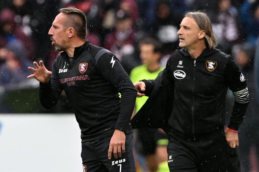 SALERNO, ITALY - NOVEMBER 05: Franck Ribery US Salernitana Technical staff member during the Serie A match between Salernitana and US Cremonese at Stadio Arechi on November 05, 2022 in Salerno, Stadio Arechi. (Photo by Francesco Pecoraro/Getty Images) Ribery: “Sempre un piacere tornare al Franchi. Tifosi viola speciali”- immagine 2