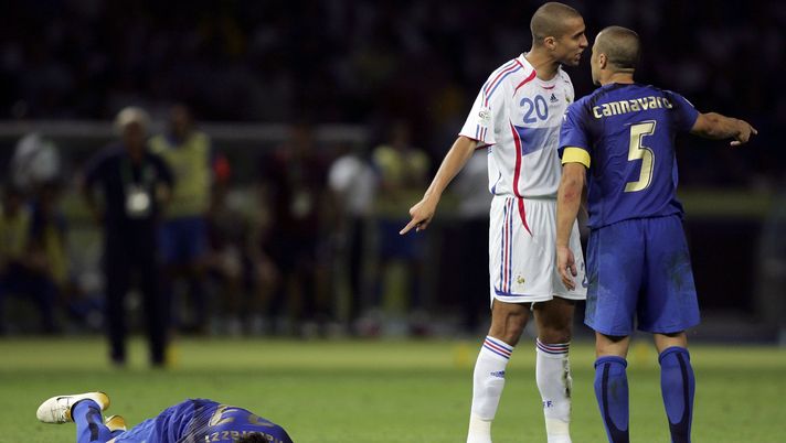 BERLIN - JULY 09: Marco Materazzi (L) of Italy lies injured on the pitch, after being headbutted in the chest by Zinedine Zidane of France during the FIFA World Cup Germany 2006 Final match between Italy and France at the Olympic Stadium on July 9, 2006 in Berlin, Germany.
(Photo by Ben Radford/Getty Images) FRASI STORICHE – Matrix reloaded, in tackle su tutti… anche con la lingua- immagine 2