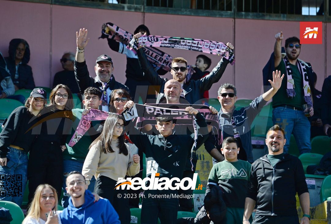 FOTOTIFO Palermo-Benevento 1-1, gli scatti ai tifosi al “Renzo Barbera” (Gallery) - immagine 17