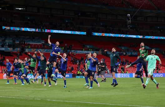 LONDON, ENGLAND - JUNE 26: Leonardo Bonucci of Italy and teammates celebrate after victory in the UEFA Euro 2020 Championship Round of 16 match between Italy and Austria at Wembley Stadium at Wembley Stadium on June 26, 2021 in London, England. (Photo by Carl Recine - Pool/Getty Images) LONDON, ENGLAND - JUNE 26: Leonardo Bonucci of Italy and teammates celebrate after victory in the UEFA Euro 2020 Championship Round of 16 match between Italy and Austria at Wembley Stadium at Wembley Stadium on June 26, 2021 in London, England. (Photo by Carl Recine - Pool/Getty Images)