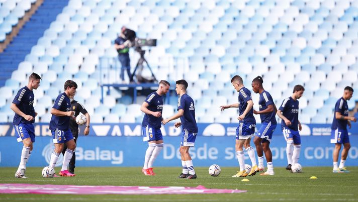 ZARAGOZA, SPAIN - MAY 08: Zaragoza players warms up prior the Liga Smartbank match betwen Real Zaragoza and RCD Espanyol at La Romareda on May 08, 2021 in Zaragoza, Spain. Sporting stadiums around Spain remain under strict restrictions due to the Coronavirus Pandemic as Government social distancing laws prohibit fans inside venues resulting in games being played behind closed doors. (Photo by Eric Alonso/Getty Images) “Il Real Saragozza mi disgusta”: per un tweet del 2013 il club spagnolo fa saltare l’arrivo di Gaizka Campos - immagine 1