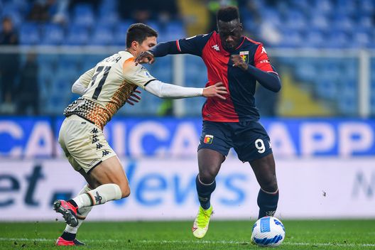 GENOA, ITALY - OCTOBER 31: Mattia Caldara of Venezia (L) and Felipe Caicedo of Genoa vie for the ball during the Serie A match between Genoa CFC and Venezia FC at Stadio Luigi Ferraris on October 31, 2021 in Genoa, Italy. (Photo by Getty Images) GENOA, ITALY - OCTOBER 31: Mattia Caldara of Venezia (L) and Felipe Caicedo of Genoa vie for the ball during the Serie A match between Genoa CFC and Venezia FC at Stadio Luigi Ferraris on October 31, 2021 in Genoa, Italy. (Photo by Getty Images)