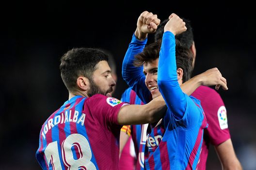 BARCELONA, SPAIN - MARCH 13: Riqui Puig of FC Barcelona celebrates with teammate Jordi Alba after scoring their team's fourth goal during the LaLiga Santander match between FC Barcelona and CA Osasuna at Camp Nou on March 13, 2022 in Barcelona, Spain. (Photo by Alex Caparros/Getty Images) La Fiorentina in corsa per Puig del Barca, davanti però c’è Rui Costa- immagine 2