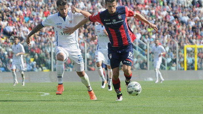 CROTONE, ITALY - APRIL 23: Ante Budimir (R) of Crotone competes for the ball with Tiago Casasola of Como during the Serie B match between FC Crotone and Como Calcio at Stadio Comunale Ezio Scida on April 23, 2016 in Crotone, Italy. (Photo by Maurizio Lagana/Getty Images) CROTONE, ITALY - APRIL 23: Ante Budimir (R) of Crotone competes for the ball with Tiago Casasola of Como during the Serie B match between FC Crotone and Como Calcio at Stadio Comunale Ezio Scida on April 23, 2016 in Crotone, Italy. (Photo by Maurizio Lagana/Getty Images)