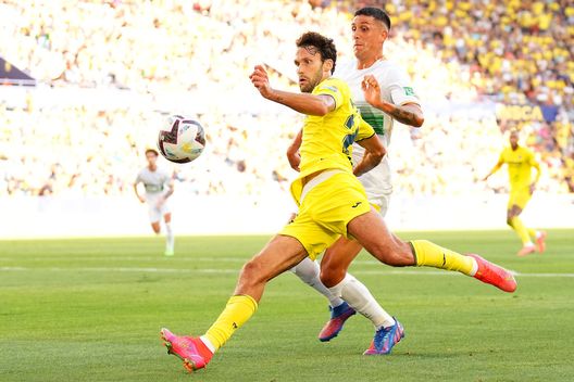 VALENCIA, SPAIN - SEPTEMBER 04: Alfonso Pedraza of Villarreal CF is put under pressure by Enzo Roco of Elche CF during the LaLiga Santander match between Villarreal CF and Elche CF at Ciutat de Valencia on September 04, 2022 in Valencia, Spain. (Photo by Aitor Alcalde/Getty Images) Pedraza Inter Villarreal