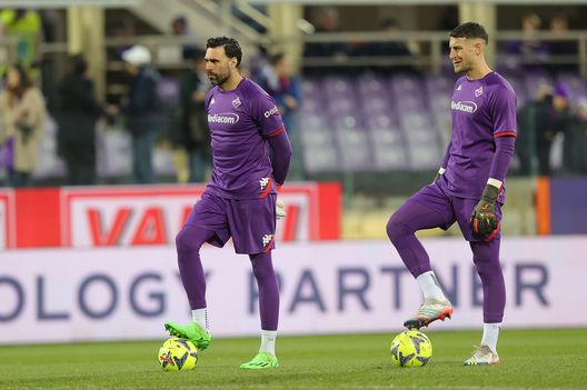 FLORENCE, ITALY - FEBRUARY 01: Salvatore Sirigu (Reacts) and Michele Cerofolini goalkeeper of ACF Fiorentina looks on during the Coppa Italia Quarter Final matcy between Fiorentina and Torino at Stadio Artemio Franchi on February 1, 2023 in Florence, Italy. (Photo by Gabriele Maltinti/Getty Images) Out Sirigu, tocca a Cerofolini: guarderà le spalle a Terracciano- immagine 2