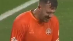 Pioggia, vento e gelo in Turchia, Viviano gioca e… trema: la sua reazione è virale