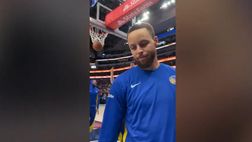 VIDEO / Steph Curry, tiro impossibile: palla al soffitto, solo retina!