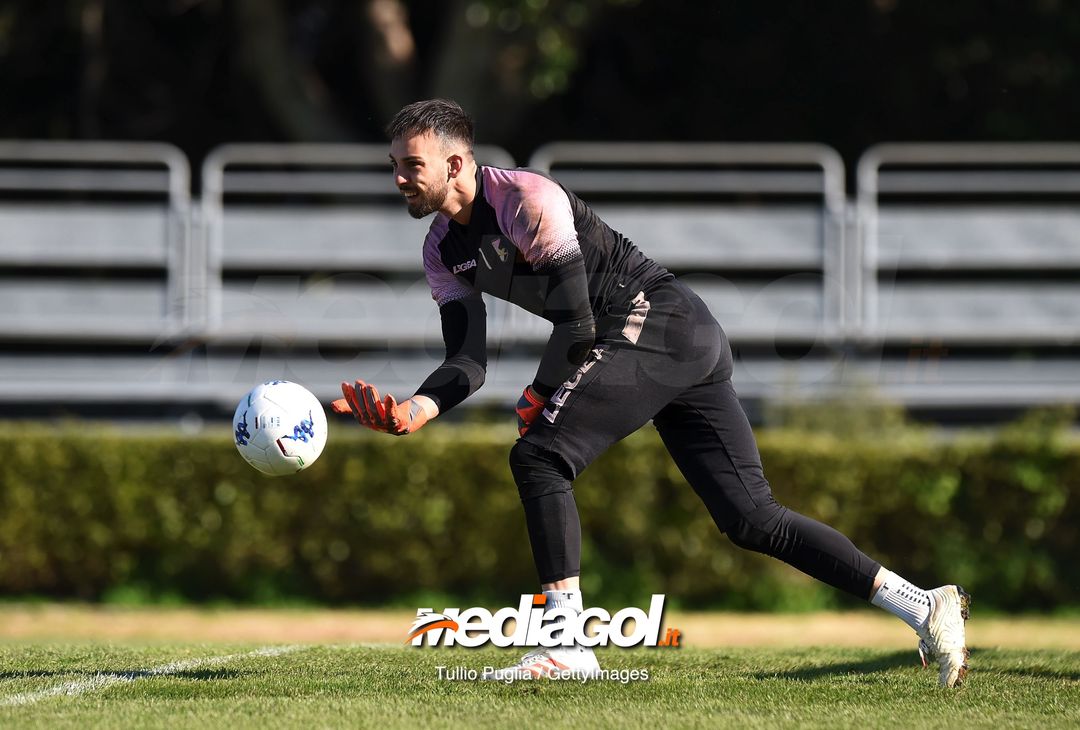  PALERMO, ITALY - FEBRUARY 28: Alberto Brignoli in action during a US Citta' di Palermo training session at Tenente Carmelo Onorato Sports Center on February 28, 2019 in Palermo, Italy. (Photo by Tullio M. Puglia/Getty Images) 